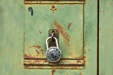 旧锈绿信箱和挂锁的形象