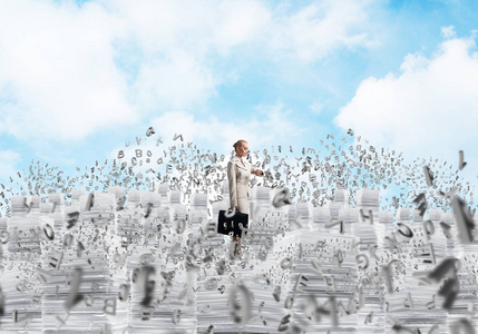 自信的商界女性在 cloudly 张的背景下, 站在一堆文件中。混合介质