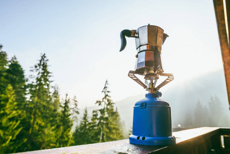 在户外的旅游气瓶铝制咖啡机。背景低 Tatra 山