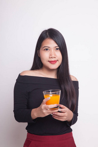 白色背景上年轻的亚裔女子喝桔子汁