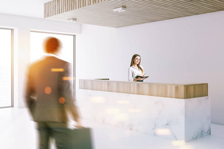 大理石和木质接待台站在一个现代化的办公室大堂, 白色的地板和墙壁和全景窗口。人。3d 渲染模拟色调图像模糊