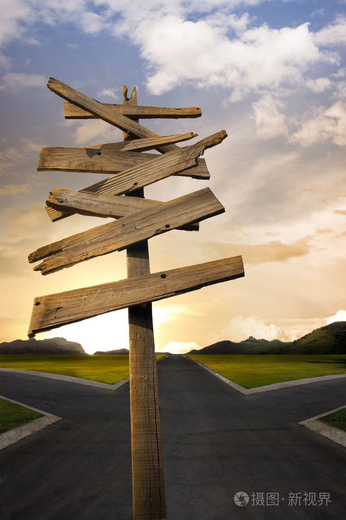 令人迷惑的方向箭头标志的十字路口