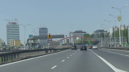 克拉科夫, 波兰2018年5月6日 汽车驾驶沿高速公路在布拉格附近。在城市背景下跟踪汽车