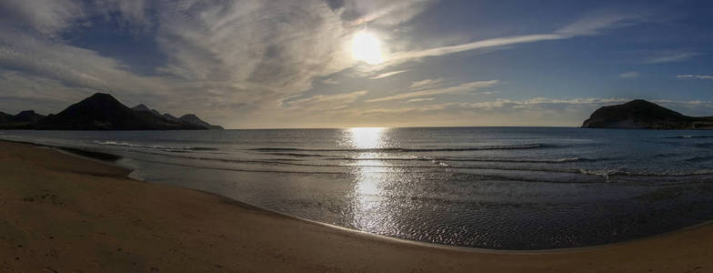 西班牙 Gata Genoveses 海滩上的日出