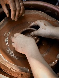 陶艺训练。学生和大师的手在波特。将知识和技能传授给世代的概念