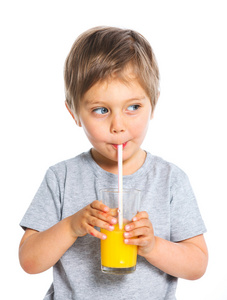 小男孩喝橙汁的肖像