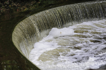 特纳水库溢水在亨特磨坊的小瀑布上溢出照片