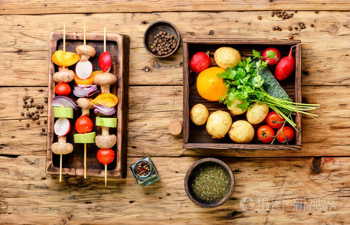 纯素食的蔬菜串在一个切割板上烧烤蔬菜