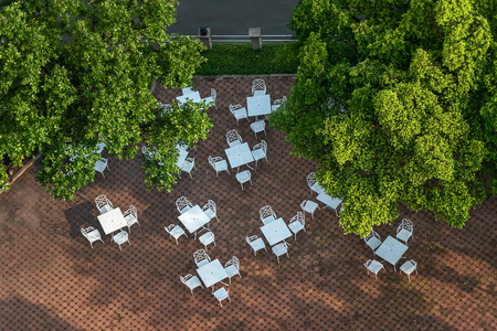 户外用餐用的白色桌子和椅子。从顶部查看