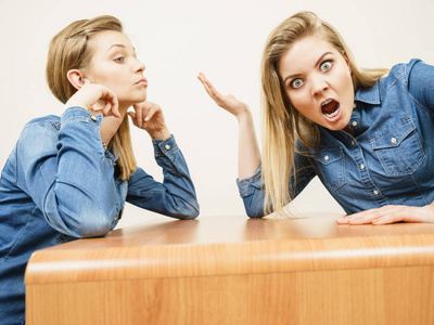 被嘲笑两个女人有争论被嘲笑着对方疯了.女性讲,无知概念照片