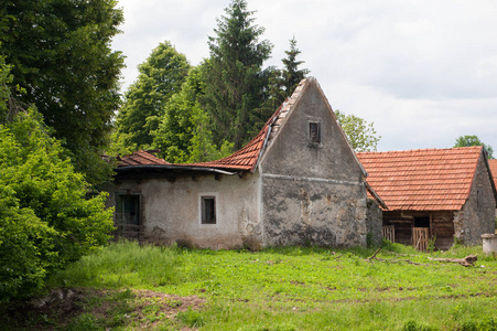 老废弃的传统村庄房子。屋顶倒塌