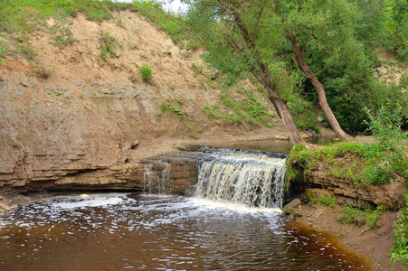 在列宁格勒地区，俄罗斯的 Sablinka 河上的小瀑布