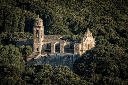 清晨的阳光洒在 Granagglio 上的圣安德烈的废弃教堂里, 位于科西嘉科西嘉的北端。