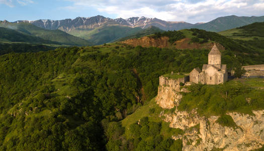 第八世纪古 Tatev 寺在晨光中的峭壁上。Tatev, 亚美尼亚