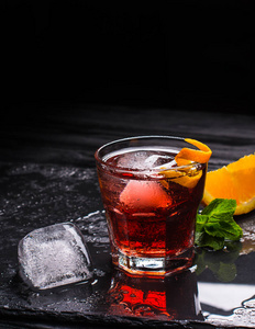 梅斯卡尔 Negroni 鸡尾酒。黑烟意大利 aperitivo。橙皮