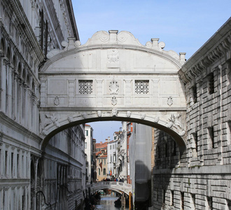 与其他桥梁的叹息桥梁在意大利威尼斯在背景