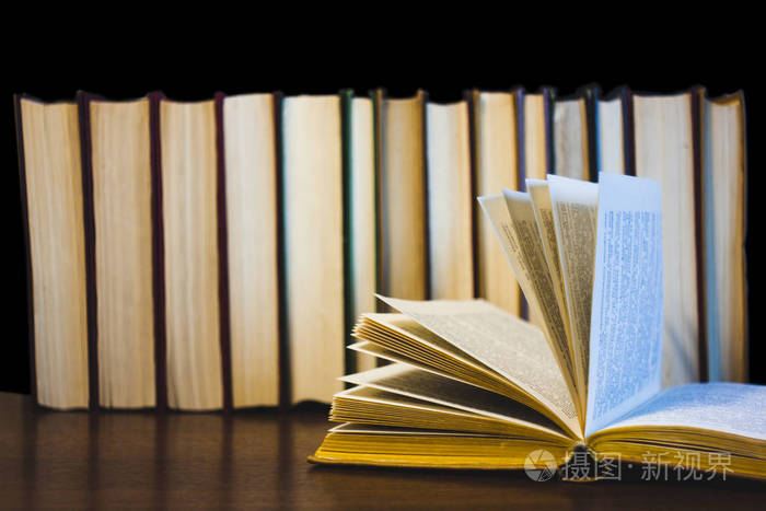 书在图书馆用老开放课本, 叠堆文学文本档案在读书桌, 并且书架的走道