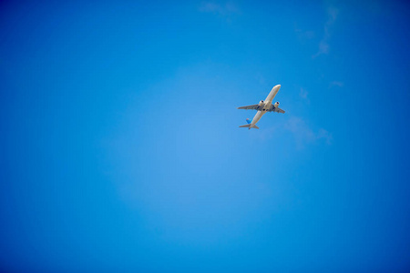一架飞机在蓝天下飞翔, 没有白云