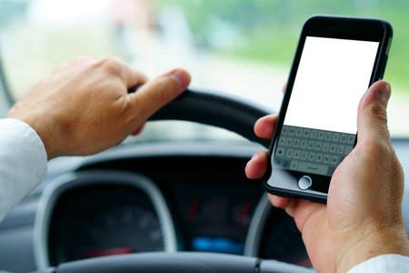 不要发短信和开车一个男人用手指发短信, 而一辆车正前方。专注于手指, 专注于电话, 专注于汽车的到来。