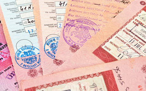 在护照签证入境和出境邮票