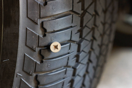 汽车轮胎穿刺由于运行在螺栓