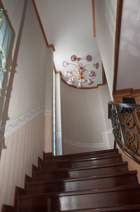 上面的阶梯上楼梯粉红灯装饰图片