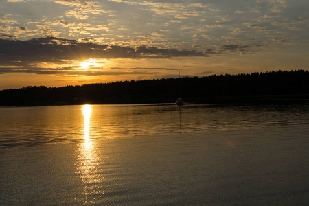 日出, 晨光, 美丽的渔船和森林很远。海上, 日落, 游艇, 浪漫之旅
