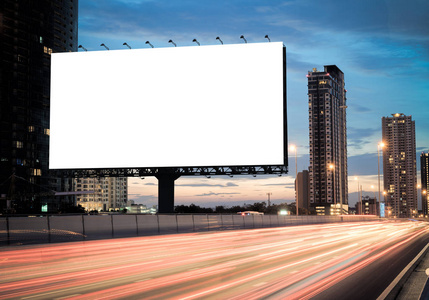 广告概念, 空白模板的户外广告或空白广告牌在高速公路上的黄昏。屏幕上有裁剪路径可用于展会促销海报