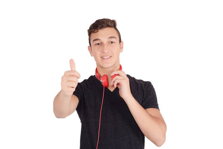 Portrair 的微笑青少年听音乐与耳机。孤立的白色背景