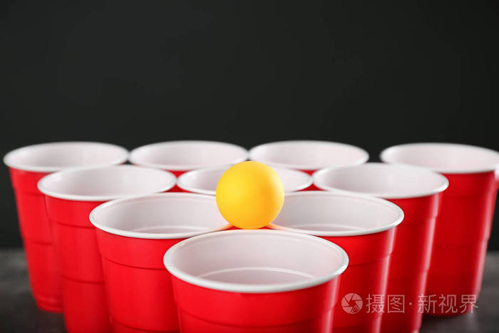 杯子和球在桌上的啤酒乒乓球, 特写
