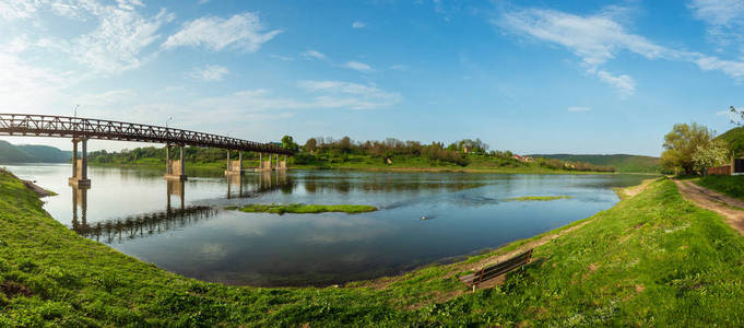 风景如画的 Dnister 河和旧被忽视的木桥的全景景色。Nezvysko, Ternopil 地区, 乌克兰, 欧洲