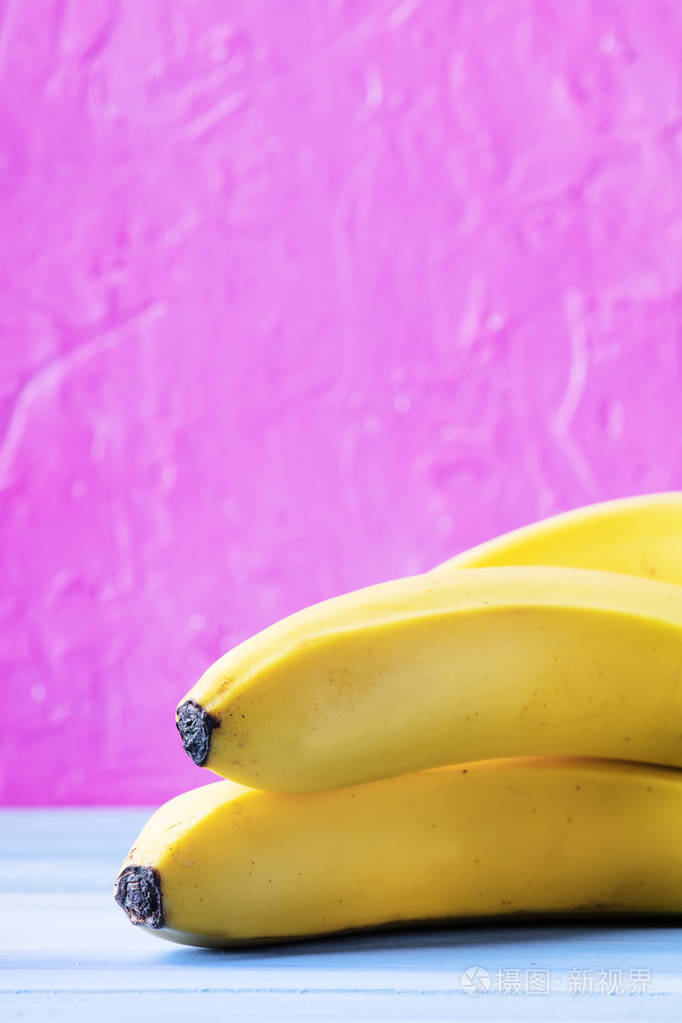 riaw香蕉在夏天粉红色蓝色背景选择性焦点