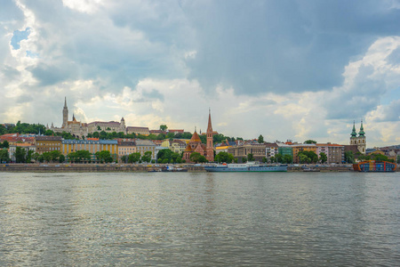 匈牙利布达佩斯多瑙河畔的全景图