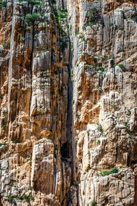 西班牙安大路西亚陡峭的悬崖上的 Caminito 山脉小径