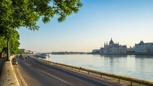 布达佩斯城市街道全景视图与议会大厦在匈牙利