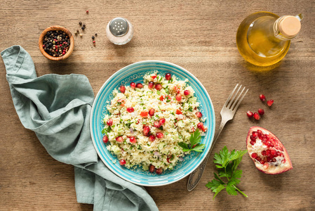 素食阿拉伯蒸粗粉沙拉塔博勒色拉石榴籽, 欧芹和橄榄油。顶部视图
