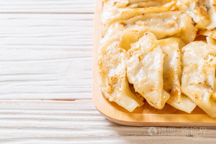 日本饺子或饺子小吃配酱油