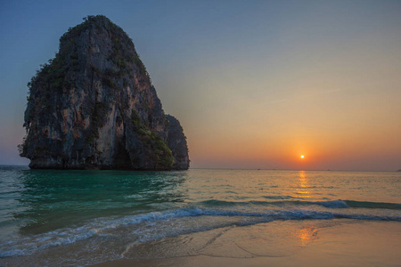 美丽的风景在海与海岛黄昏日落。泰国