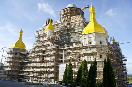 未完成的大教堂的 pochaev 修道院中变形