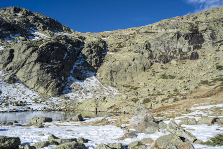 Penalara Penalara 泻湖 的美景。位于西班牙马德里省 Guadarrama 山国家公园 Rascafria 