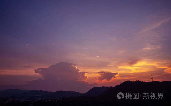 山上橙色的蓝天和云层。清晨的天空白云与阳光在泰国