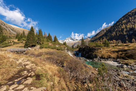 山顶的关心低音 3462 m 和中国人河在国家公园 Adamello 布伦塔从瓦尔 di 复膜看见。法国, 意大利, 欧洲