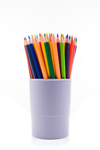 各种彩色铅笔在白色隔离