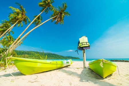 美丽的自然热带海滩和海与独木舟小船和椰子棕榈树在天堂海岛为旅行假期