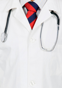 关门的白色外套和听诊器的一名医生