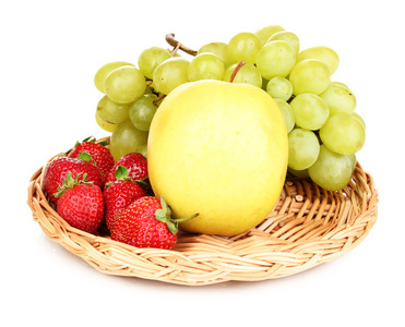 成熟的甜水果和浆果孤立在白色的柳条垫上