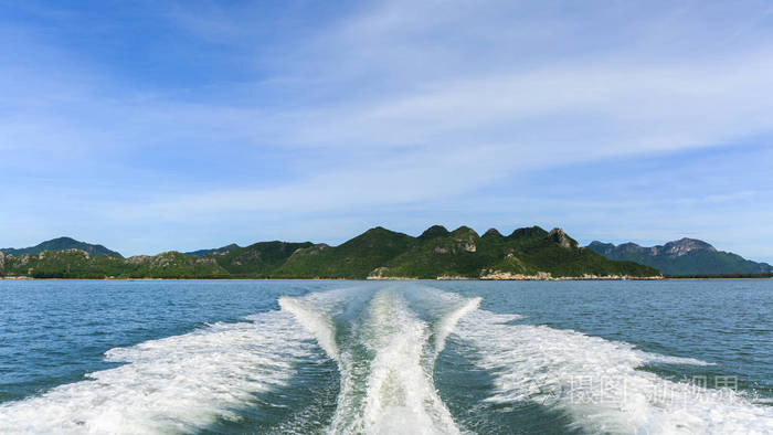 海面水面上快艇尾迹波