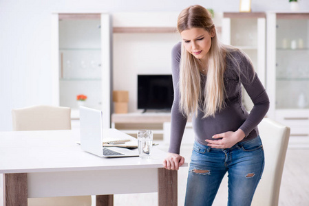 孕妇在家里准备分娩照片