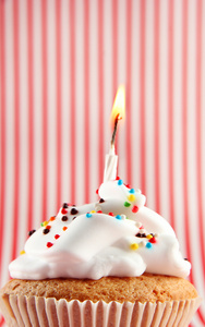 美味的生日蛋糕与蜡烛，红白色条纹背景上