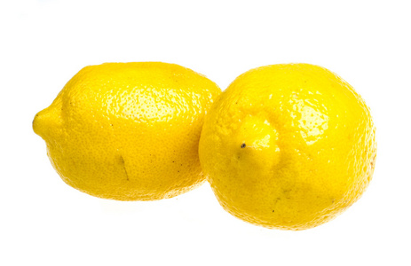 成熟的新鲜柠檬。在白色背景上孤立